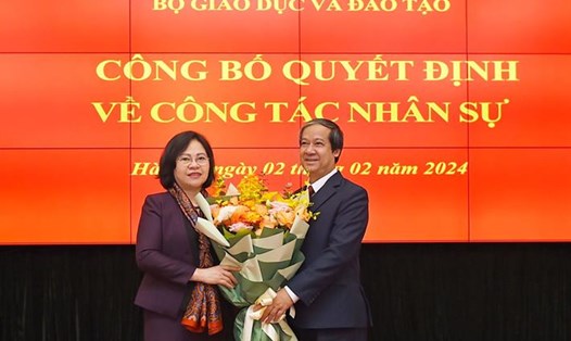 Bộ trưởng Bộ Giáo dục và Đào tạo Nguyễn Kim Sơn tặng hoa Thứ trưởng Ngô Thị Minh. Ảnh: MOET

