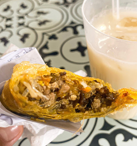 Lớp nhân bánh vô cùng đầy đặn. Ánh: Hải Anh