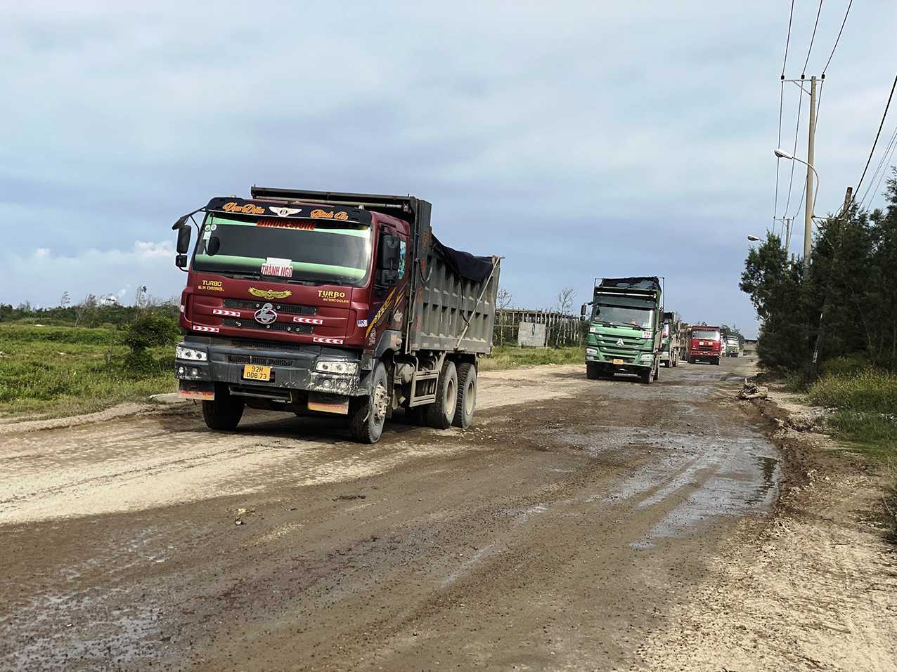 Nhiều tuyến đường giao thông ở Khu kinh tế Dung Quất đang xuống cấp nghiêm trọng, rất cần được bố trí kinh phí để nâng cấp. Ảnh: Ngọc Viên