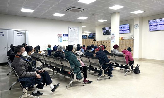 Người bệnh ngồi kín các dãy ghế chờ đến lượt xạ trị tại Bệnh viện K cơ sở Tân Triều. Ảnh chụp lúc 20h ngày 29.1.2024