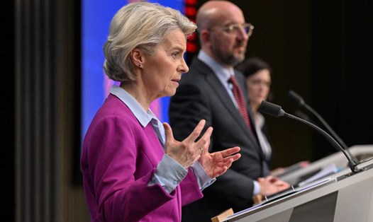 Chủ tịch Ủy ban châu Âu Ursula von der Leyen (trái) và Chủ tịch Hội đồng châu Âu Charles Michel (giữa) trong cuộc họp báo ngày 1.2.2024. Ảnh: AFP