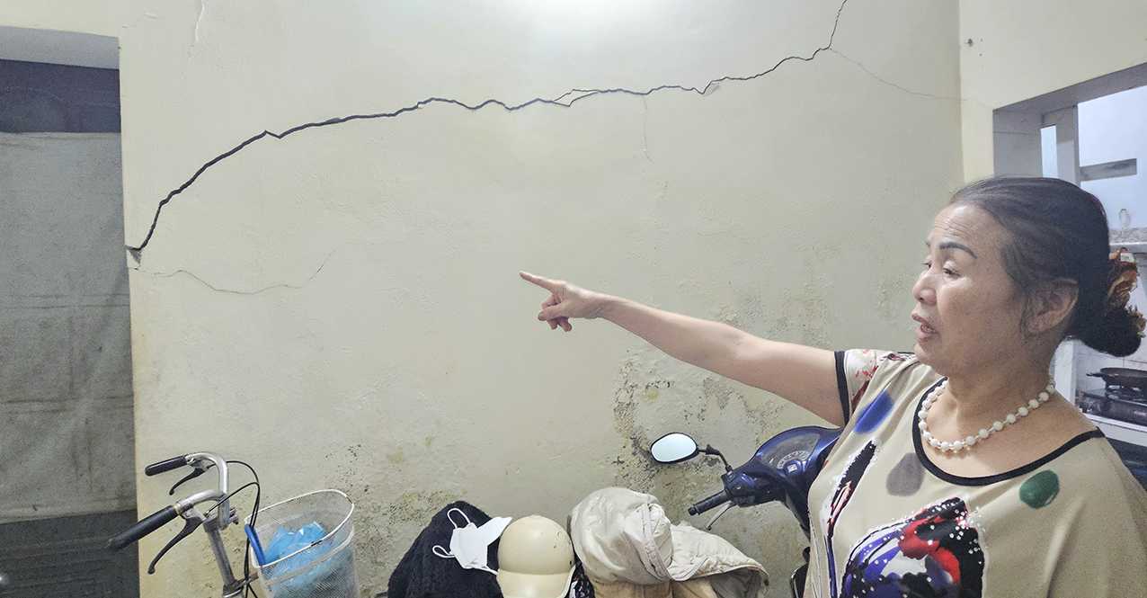 Vết nứt trên tường nhà bà Phạm Thị Thanh (64 tuổi, trú tại số nhà 5, ngõ 14 phố Lê Lợi, tổ 4 phường Lê Hồng Phong, thành phố Thái Bình).