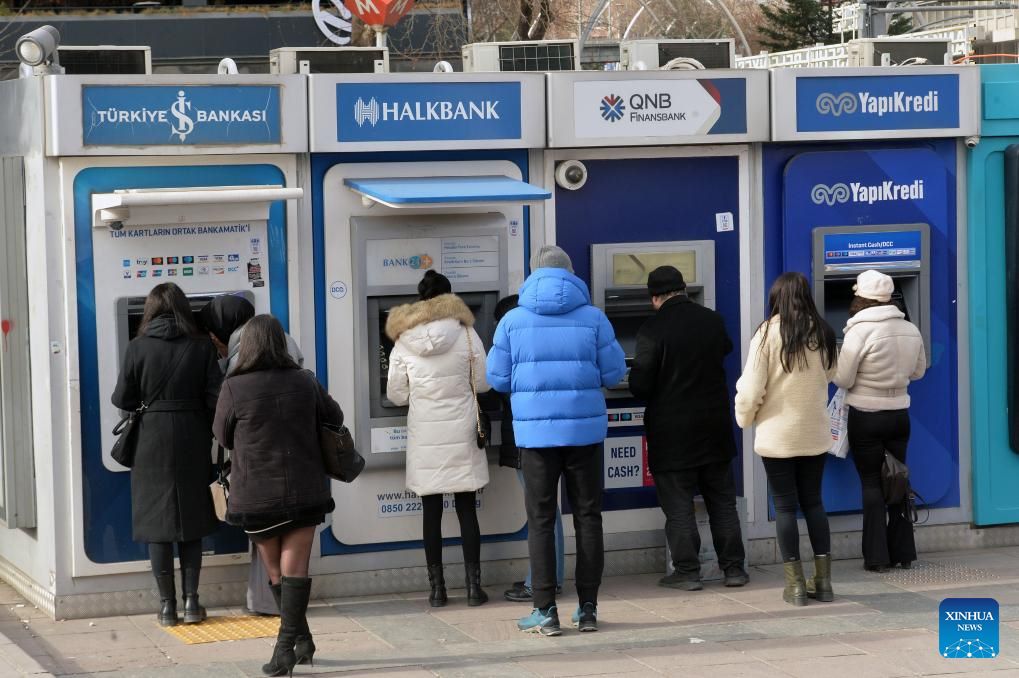 Người dân rút tiền từ máy ATM ở Ankara, Thổ Nhĩ Kỳ, ngày 25.1.2024. Ảnh: Xinhua
