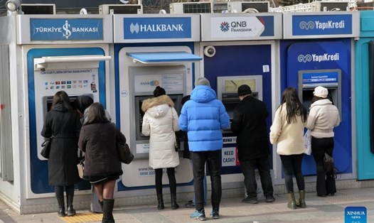 Người dân rút tiền từ máy ATM ở Ankara, Thổ Nhĩ Kỳ, ngày 25.1.2024. Ảnh: Xinhua
