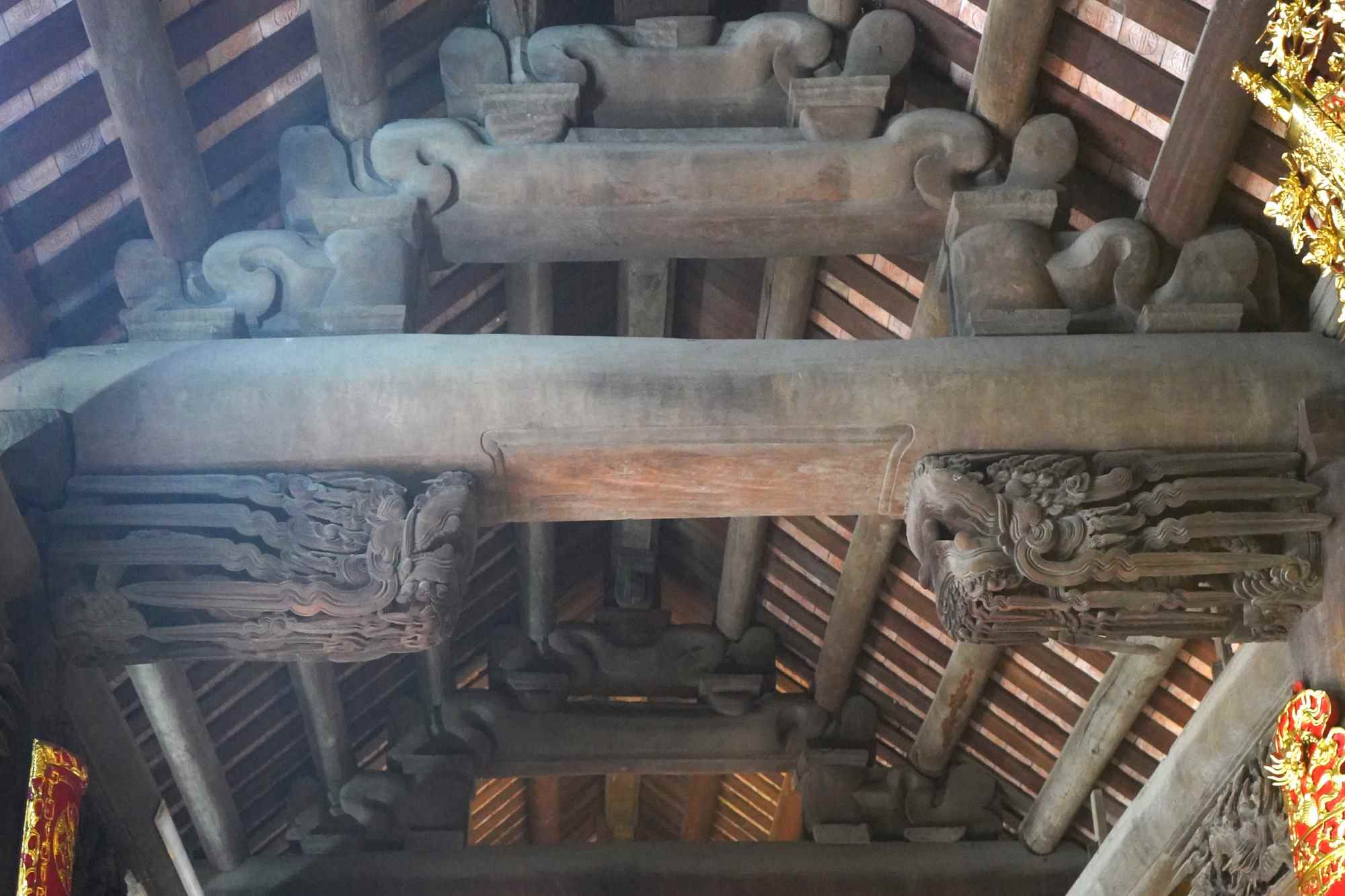 Trải qua hơn 300 năm thăng trầm lịch sử, đình Hàng Kênh vẫn được bảo lưu gần như nguyên vẹn một công trình kiến trúc gỗ to lớn, bề thế. 