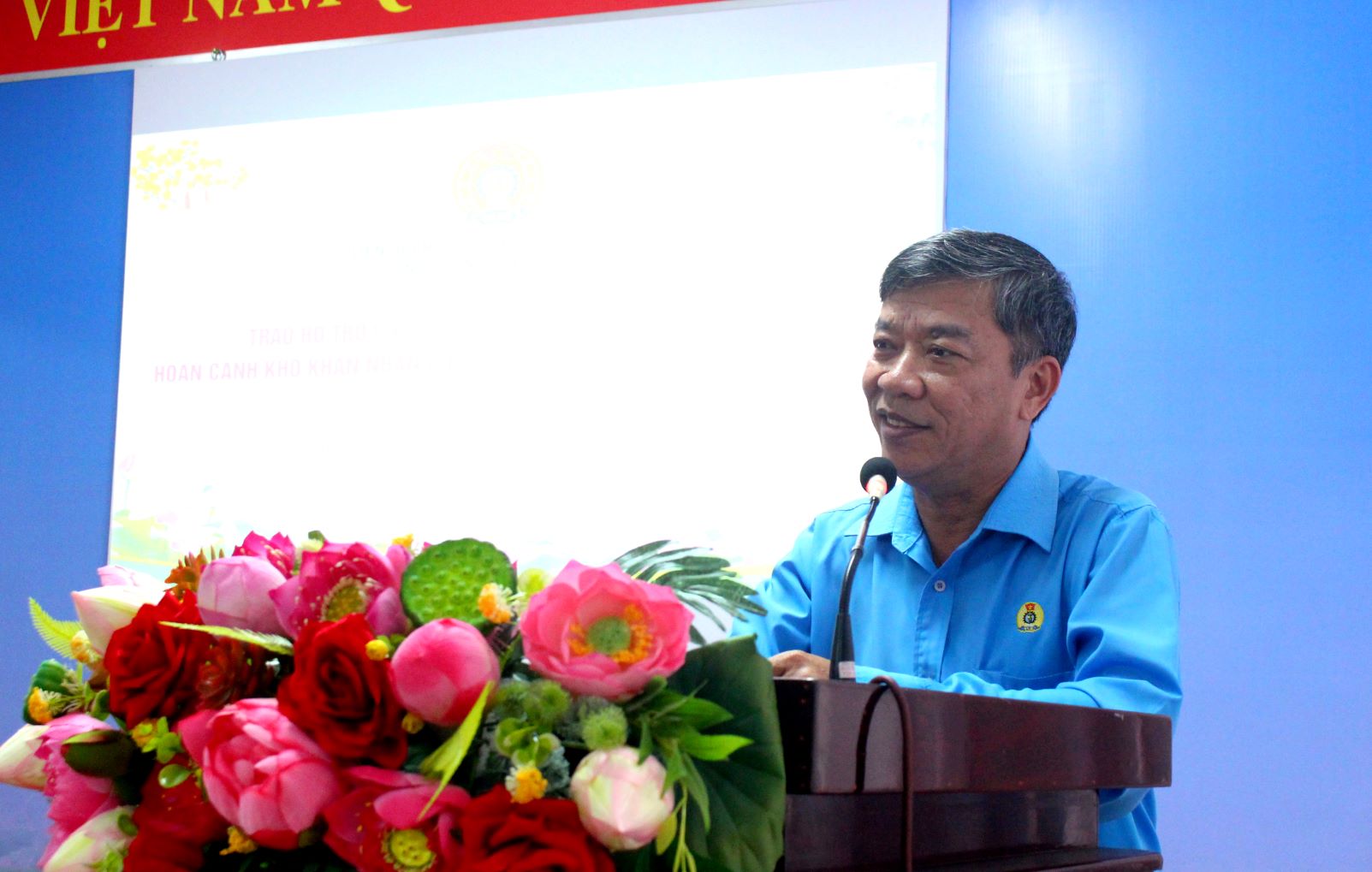 Ông Nguyễn Hữu Giang - Phó Chủ tịch LĐLĐ tỉnh An Giang phát biểu tại buổi lễ trao tặng quà Tết. Ảnh: Lâm Điền