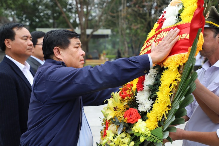 Bộ trưởng Nguyễn Chí Dũng đặt vòng hoa tại Đài tưởng niệm tưởng nhớ công lao to lớn của các anh hùng liệt sĩ. Ảnh: MPI  
