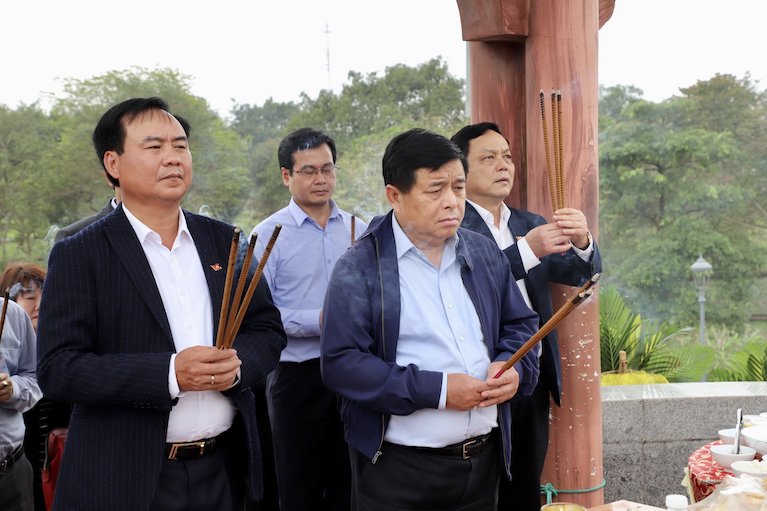 Bộ trưởng Nguyễn Chí Dũng thắp hương tưởng nhớ các anh hùng liệt sĩ tại Di tích quốc gia đặc biệt Thành cổ Quảng Trị. Ảnh: MPI 
