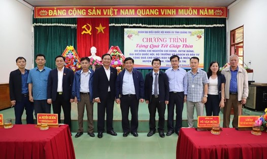 Bộ trưởng Nguyễn Chí Dũng tặng quà Tết Giáp Thìn tại tỉnh Quảng Trị. Ảnh: MPI