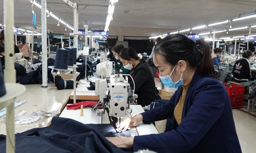 Chị Hương - công nhân Công ty TAAD Hà Tĩnh (ngoài cùng bên phải) - mong muốn mức lương tăng lên, để cuộc sống bớt khó khăn. Ảnh: Trần Tuấn