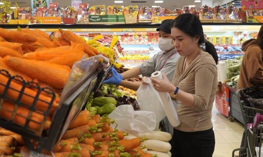 Các siêu thị tại TPHCM đảm bảo hàng hoá phục vụ người dân trong xuyên suốt dịp Tết. Ảnh: Hạ Mây