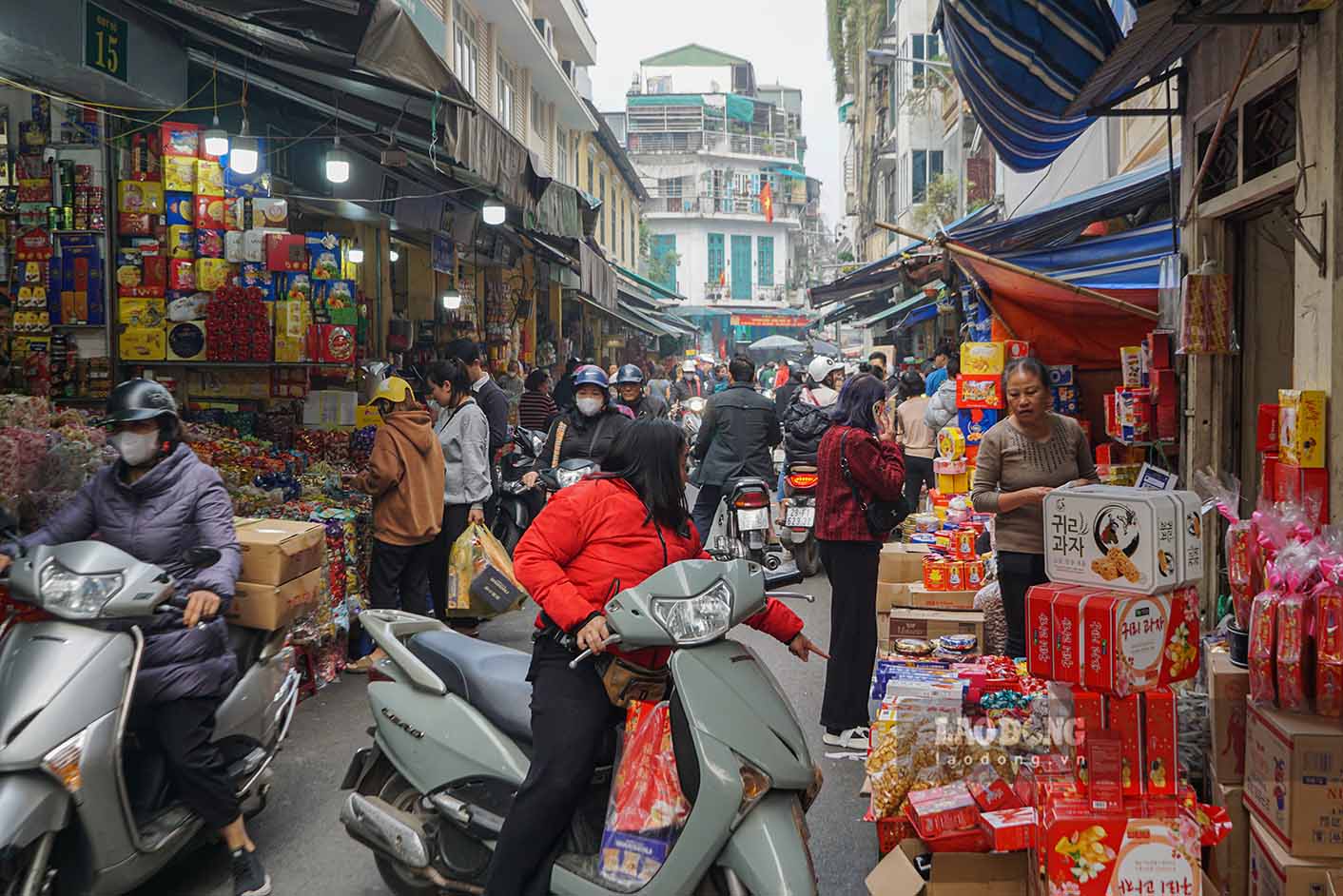 Những ngày giáp Tết Giáp Thìn 2024, phố Hàng Giầy trở nên chật chội, không chỗ trống vì người tiêu dùng đổ xô đi mua sắm.