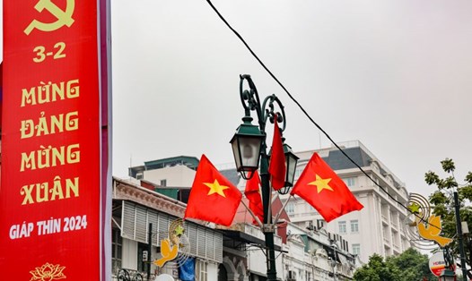 Đường phố Hà Nội rực rỡ cờ hoa chào mừng 94 năm Ngày thành lập Đảng (3.2.1930 - 3.2.2024). Ảnh: Anh Tú