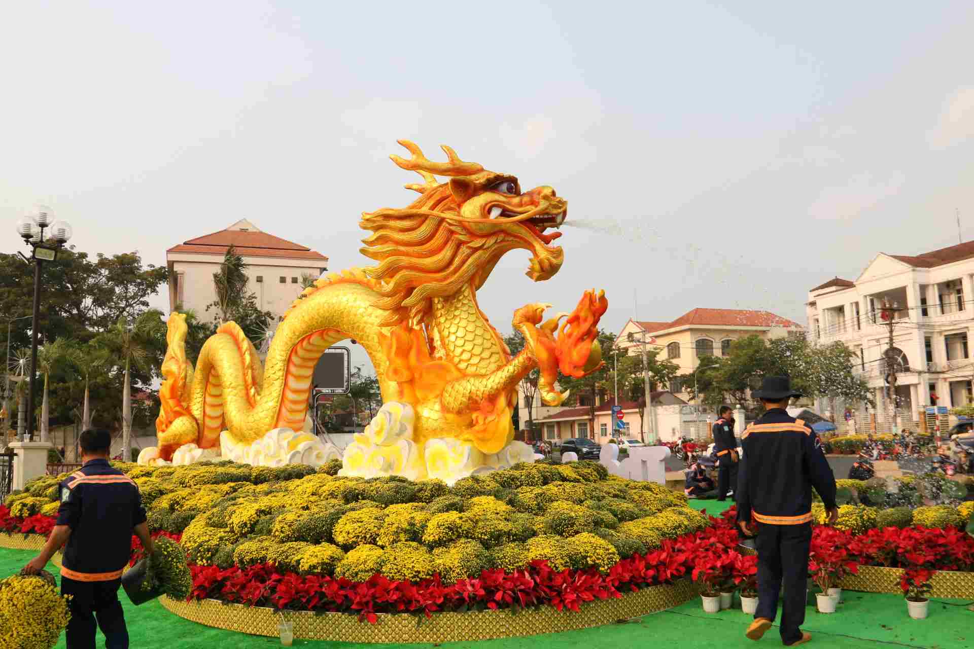Linh vật rồng vàng phun nước dài 12m cao 3m được tạo nên từ chủ yếu là xốp, keo, sơn màu, đế sắt, xung quanh trang trí hoa tươi.