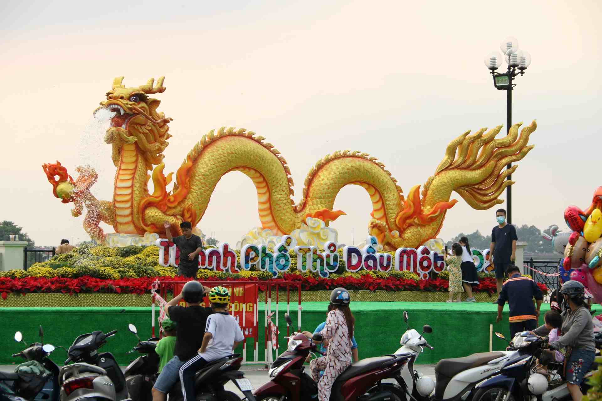 Đây là hình ảnh linh vật rồng đặt tại công viên phố đi bộ Bạch Đằng bên sông Sài Gòn thuộc phường Phú Cường, thành phố Thủ Dầu Một, tỉnh Bình Dương.