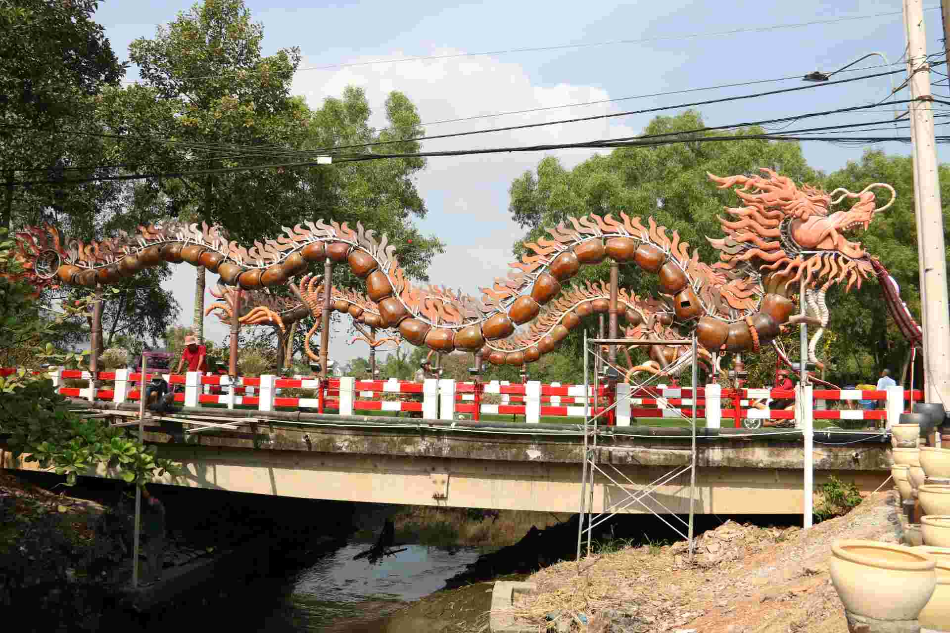 Cặp linh vật được đặt ở đường Hồ Văn Cống dẫn vào những làng nghề truyền thống ở phường Tương Bình Hiệp, thành phố Thủ Dầu Một, tỉnh Bình Dương.