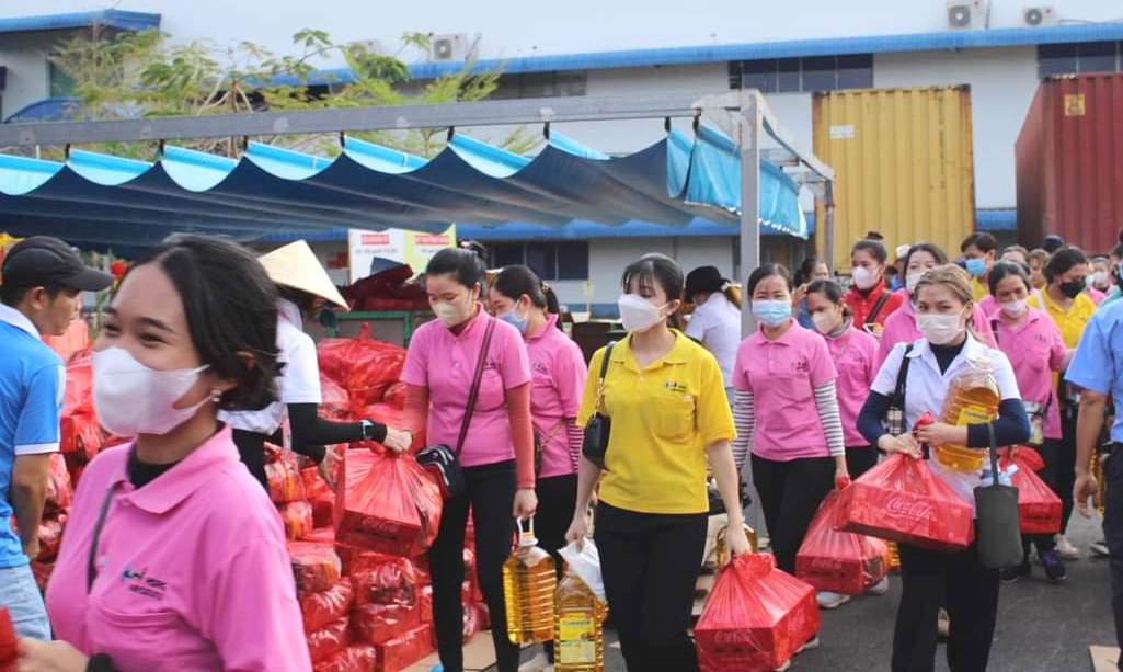 Công nhân, người lao động Kiên Giang vui mừng nhận thưởng Tết