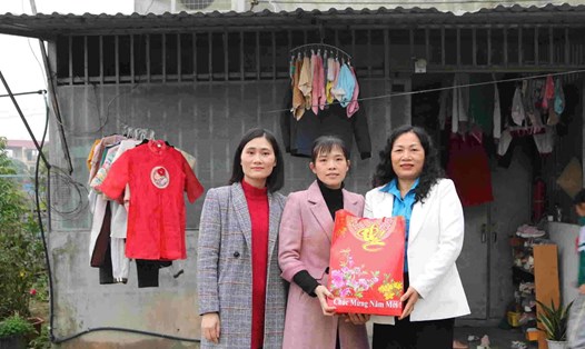 Lãnh đạo Liên đoàn Lao động huyện Quốc Oai trao quà Tết cho chị Nguyệt (đứng giữa). Ảnh: CĐCS