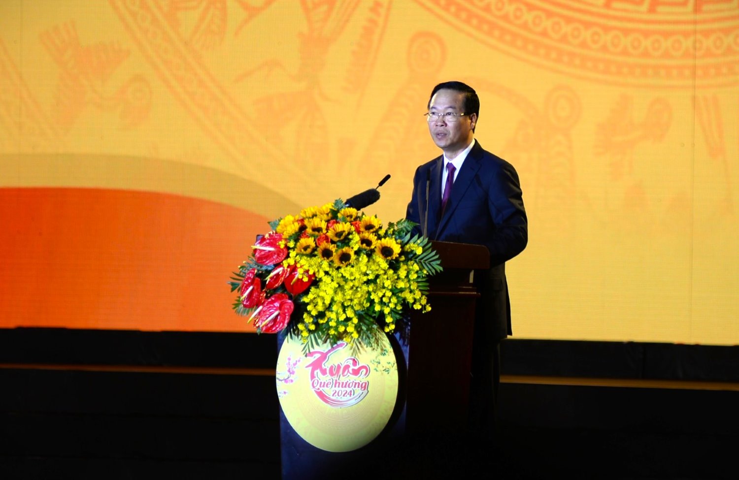 Chủ tịch nước Võ Văn Thưởng phát biểu tại chương trình Xuân Quê hương 2024 ở Hội trường Thống Nhất (TPHCM). Ảnh: Minh Quân
