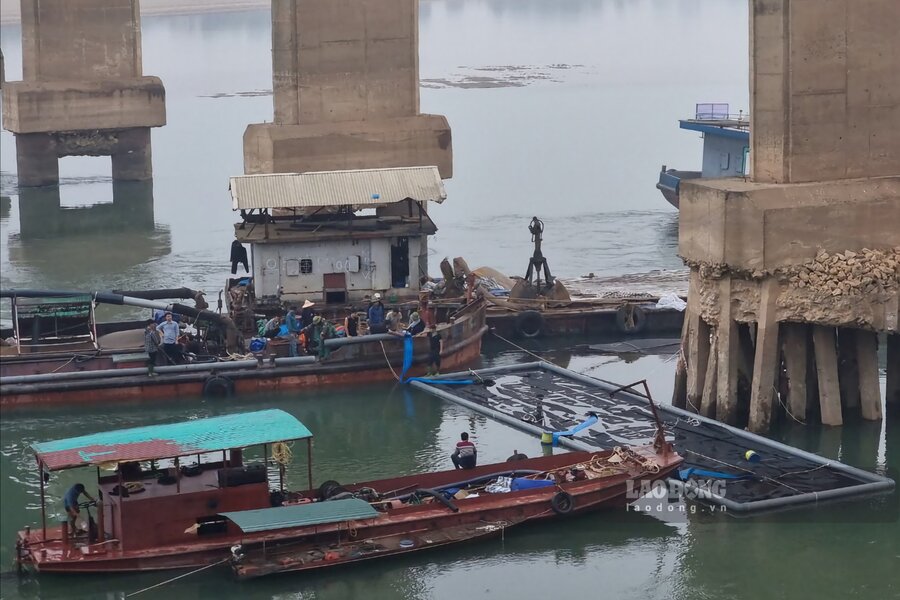 Trở lại tình trạng của cầu Trung Hà, cách đây chừng nửa tháng, Cục Đường bộ Việt Nam đã đầu tư kinh phí 1,2 tỉ đồng để sửa chữa tạm thời cây cầu này. Ảnh: Tô Công.