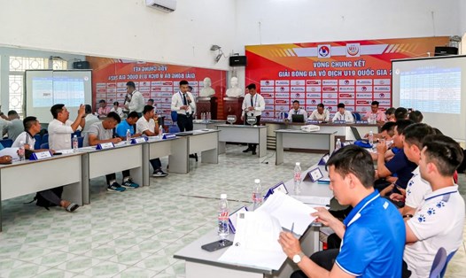 Cuộc họp kỹ thuật và bốc thăm xếp lịch thi đấu giải vô địch U19 Quốc gia 2024. Ảnh: VFF