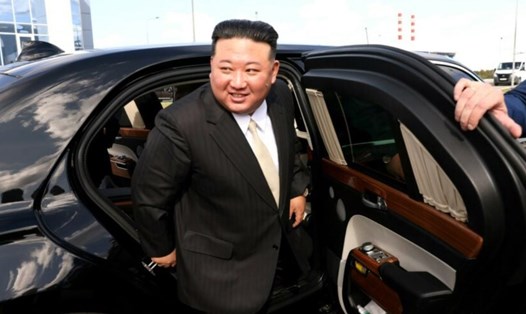 Ông Kim Jong-un bước ra từ chiếc limousine Aurus của Nga trong hội nghị thượng đỉnh với Tổng thống Putin ngày 20.9.2023. Ảnh: KCTV