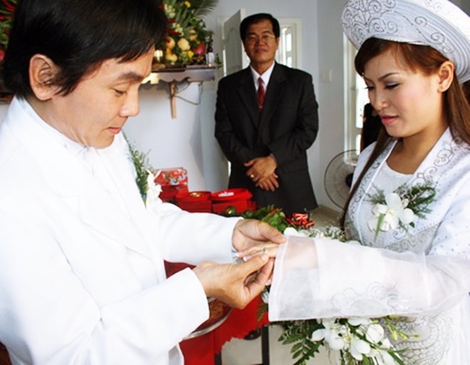 Mai Sơn trao nhẫn cho Kiều Linh trong ngày cưới. Ảnh: Facebook nhân vật.