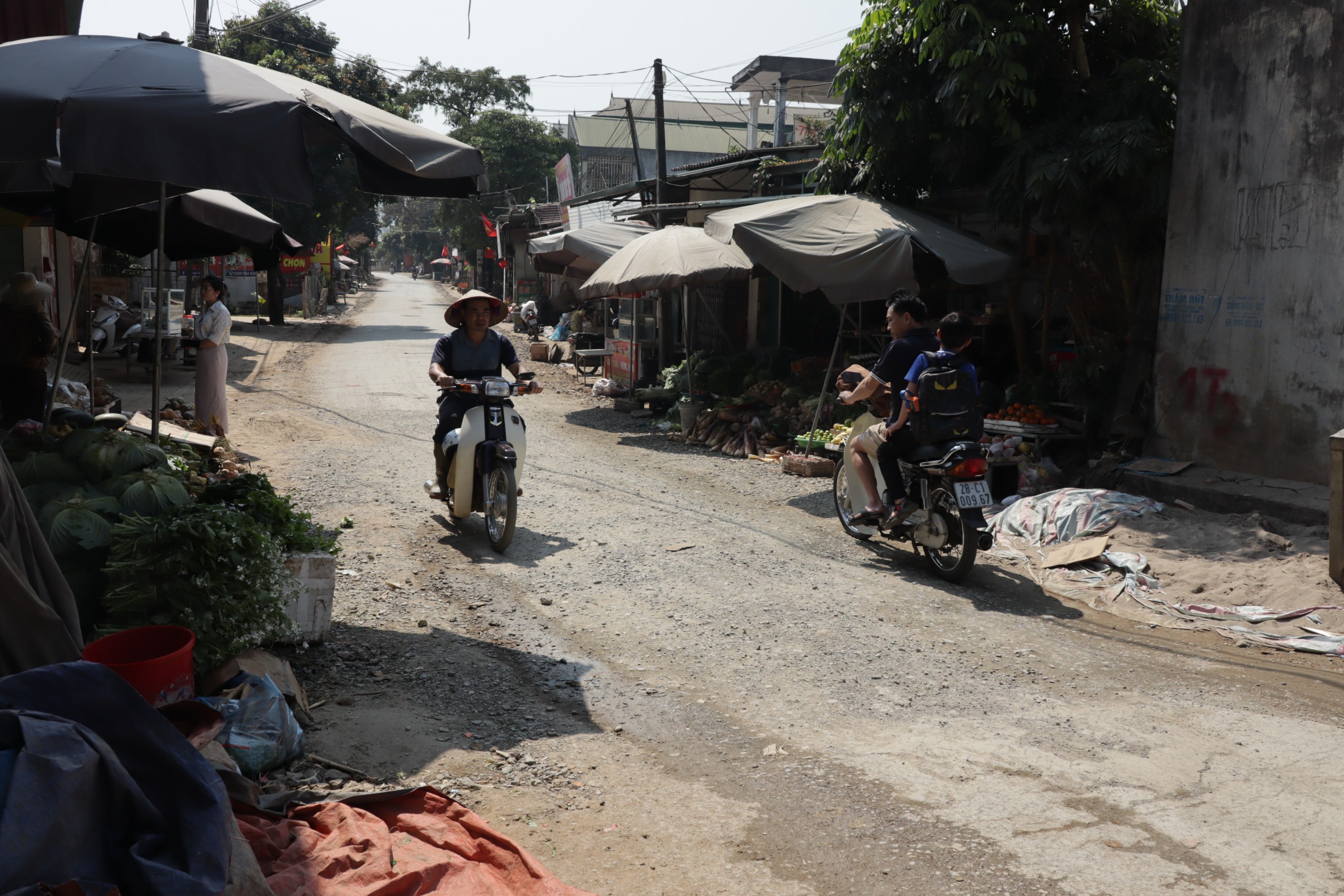Hố "tử thần" ở huyện Cao Phong, tỉnh Hòa Bình đã được xử lý tạm thời để phục vụ việc đi lại của người dân. Ảnh: Minh Nguyễn