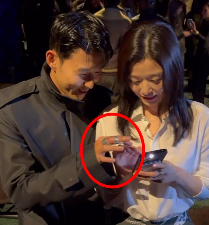 Son Heung Min vẫn đang sử dụng miếng băng bảo vệ ngón tay vì chấn thương. Ảnh: Kbizoom