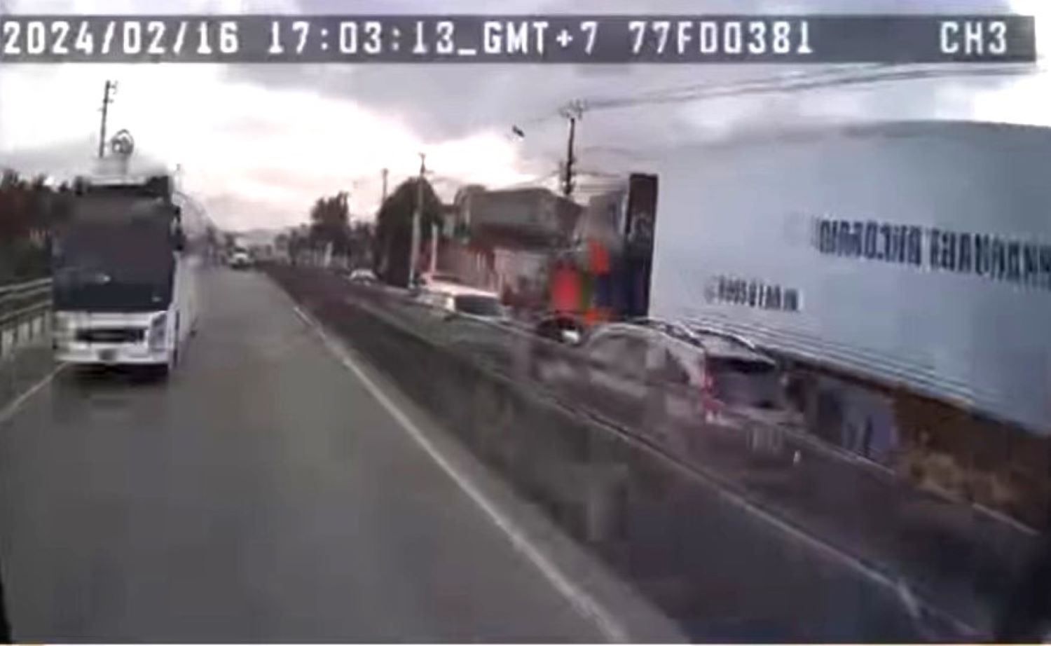 Xe khách tuyến Đà Nẵng - Quy Nhơn của Công ty Sơn Tùng chạy ngược chiều trên QL 1 ngày 16.2. Ảnh trích xuất từ camera hành trình chính xe vi phạm.