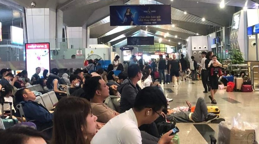 Nhiều hành khách tại sân bay Vinh phải chờ đợi vì lịch trình bay thay đổi do thời tiết xấu. Ảnh: Hải Đăng
