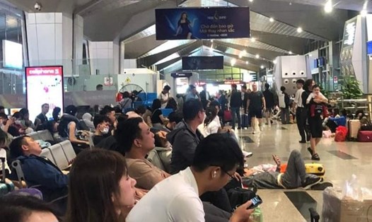 Nhiều hành khách tại sân bay Vinh phải chờ đợi vì lịch trình bay thay đổi do thời tiết xấu. Ảnh: Hải Đăng