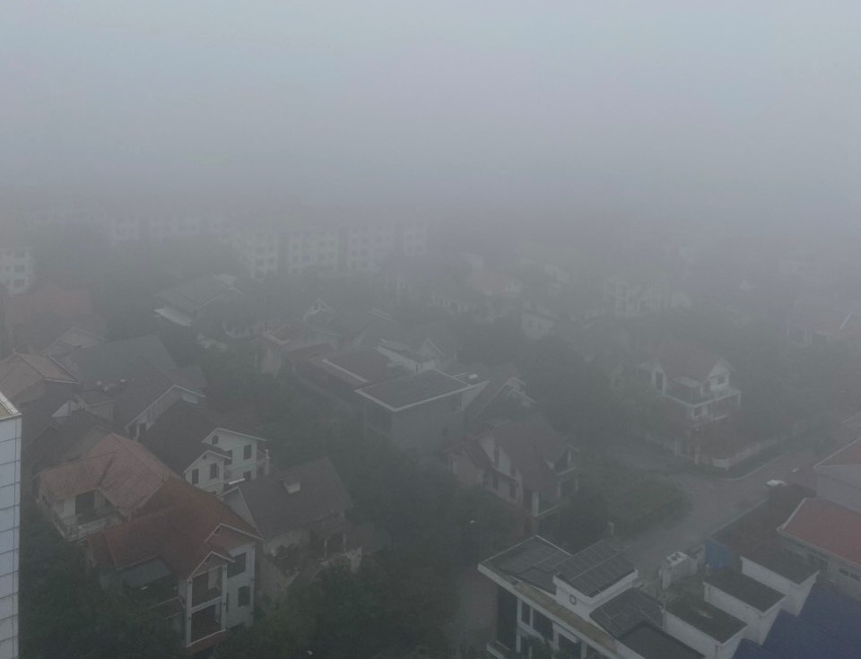 Sương mù dày đặc bao phủ thành phố Vinh vào sáng 20.2. Ảnh: Hải Đăng