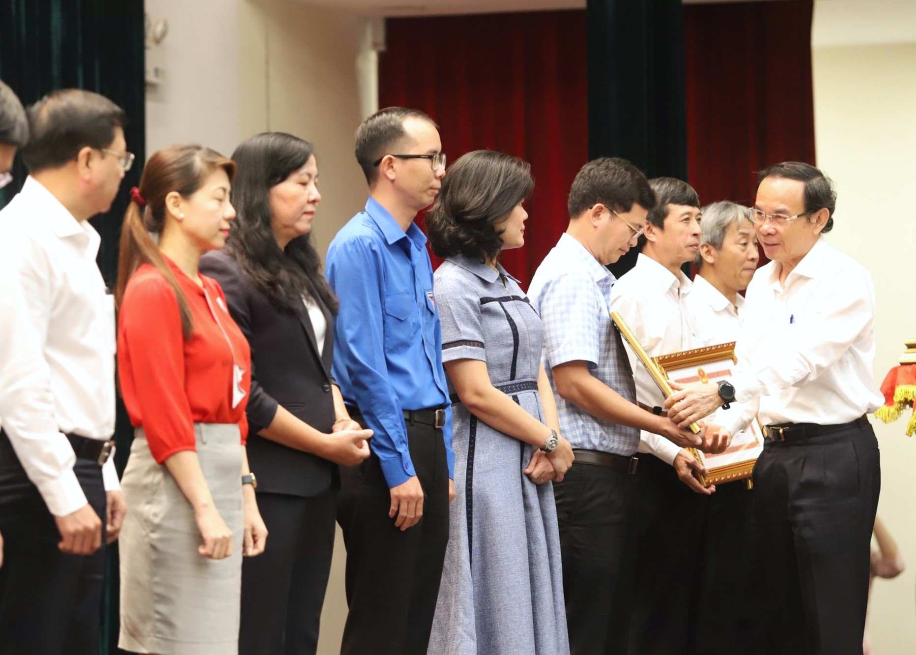 Bí thư Thành ủy TPHCM Nguyễn Văn Nên tặng bằng khen cho tổ chức, cá nhân có thành tích xuất sắc trong hoạt động chăm lo Tết.  Ảnh: Hà Khánh