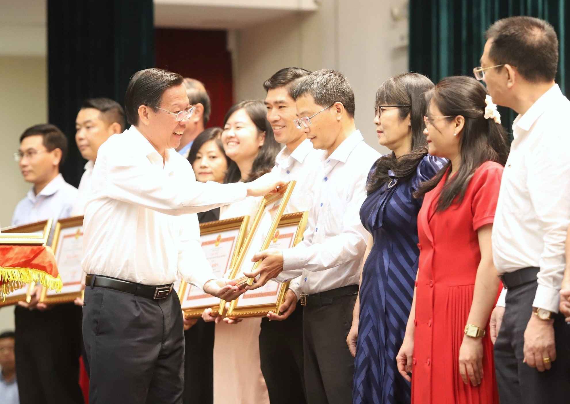 Chủ tịch UBND TPHCM Phan Văn Mãi tặng bằng khen cho tổ chức, cá nhân có thành tích xuất sắc trong hoạt động chăm lo Tết. Ảnh: Hà Khánh