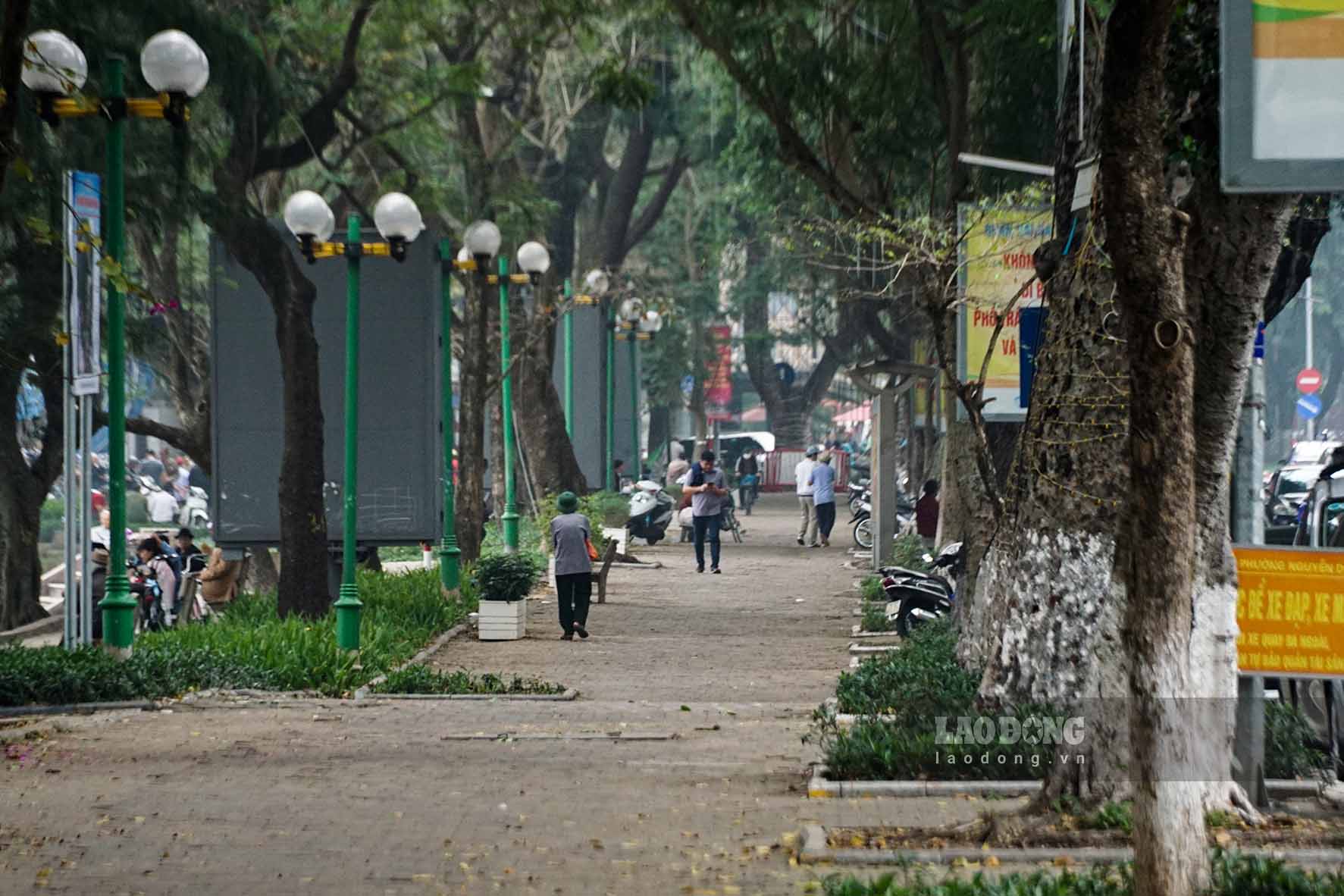Quảng trường trung tâm nằm ở phía đường Trần Nhân Tông, giáp công viên Thống Nhất, là khu văn hóa nghệ thuật đa năng, trung tâm buôn bán, giao thương hàng hóa và nơi dừng nghỉ cho du khách. Quảng trường này cũng kết nối với công viên Thống Nhất và các khu vực khác.