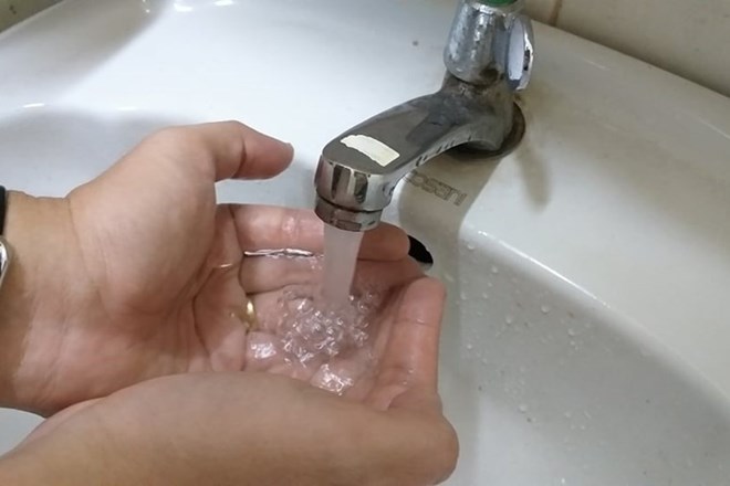 Những mầm bệnh tự nhiên tồn tại trong môi trường và chúng hoàn toàn có thể thông qua các đường ống dẫn nước để xâm nhập vào cơ thể. Ảnh Hạ Nguyên