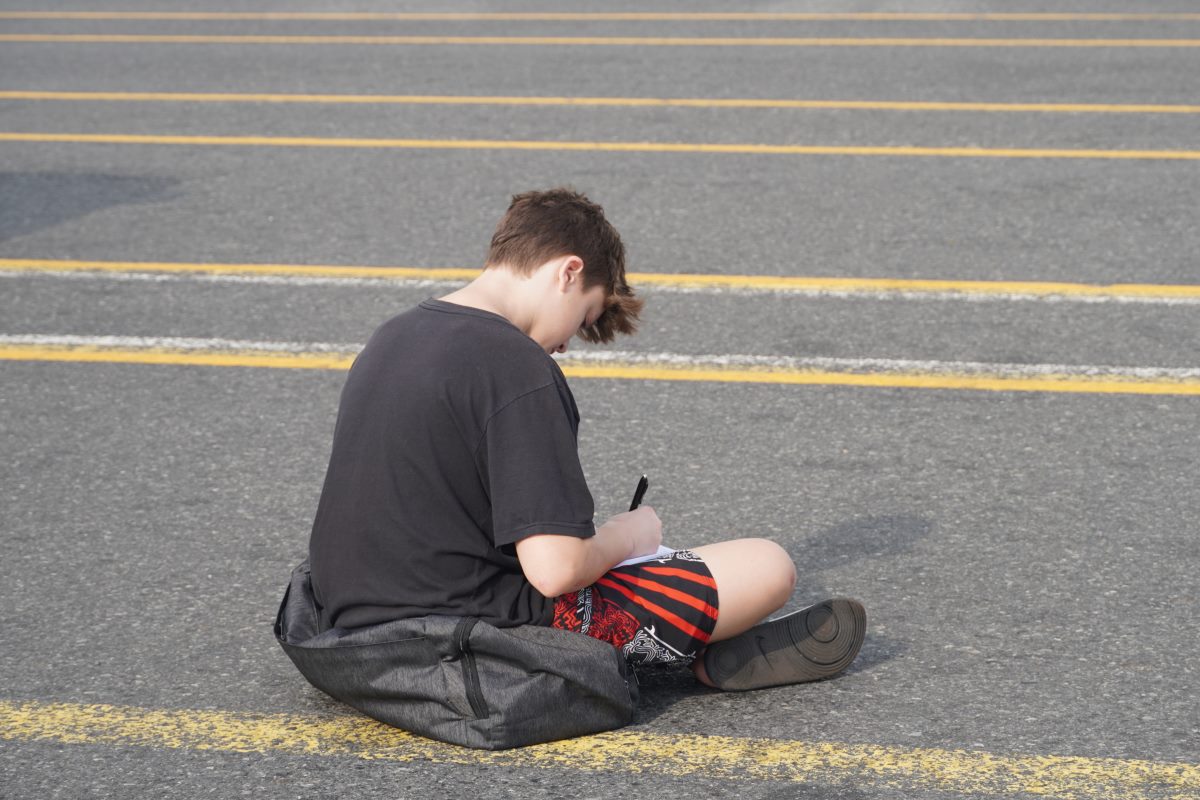 Một du khách trẻ ngồi trên sân cảng, ghi chép lại những cảm nhận cá nhân. Ảnh: Thành An