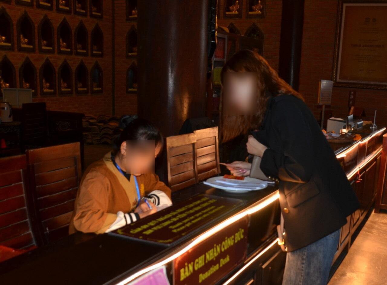 Ban quản lý chùa Bái Đính bố trí nhân viên ngồi tại bàn để tiếp nhận và ghi chép tiền công đức. Ảnh: Nguyễn Trường