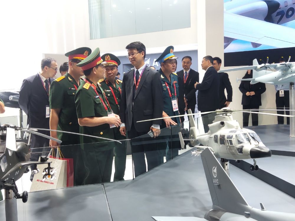 Đoàn đại biểu Bộ Quốc phòng Việt Nam tham dự Triển lãm Singapore Airshow lần thứ 9. Ảnh: Bộ Quốc phòng