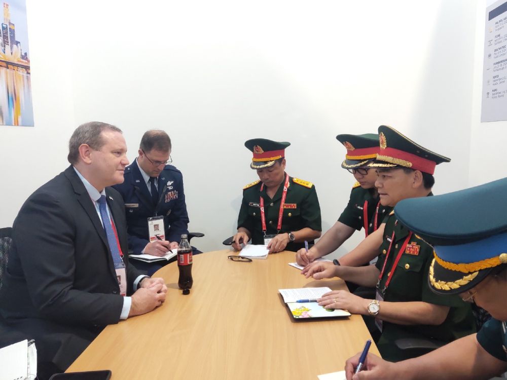Đoàn Bộ Quốc phòng Việt Nam tại cuộc gặp với Trợ lý Bộ trưởng Không quân Hoa Kỳ Andrew Hunter. Ảnh: Bộ Quốc phòng