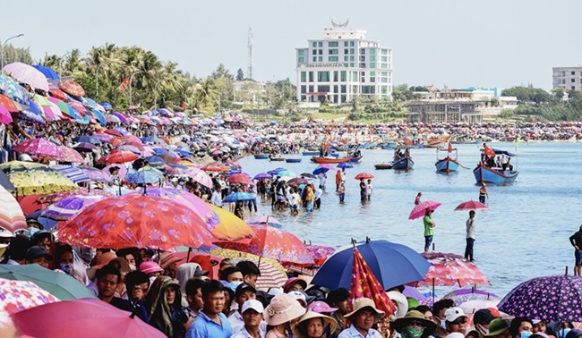 Hội đua thuyền Tứ Linh ở Lý Sơn diễn ra trong dịp Tết cổ truyền, thu hút hàng nghìn du khách tham quan đến xem, cổ vũ. Ảnh: Ngọc Viên