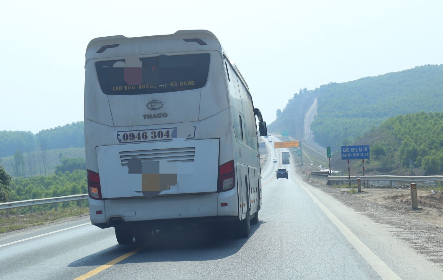 Đoạn Km13 cao tốc Cam Lộ - La Sơn, xe ôtô khách này cũng chạy nhanh, vượt ẩu ở đoạn đường cấm vượt.