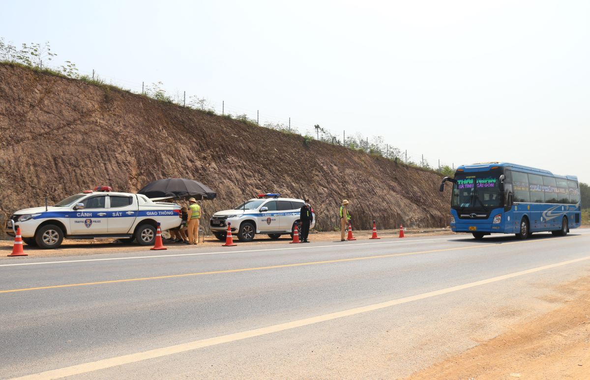 Đầu cao tốc Cam Lộ - La Sơn từ huyện Cam Lộ (tỉnh Quảng Trị), Đội Cảnh sát giao thông số 4, Cục Cảnh sát giao thông, Bộ Công an đã lập chốt để kiểm tra các phương tiện.