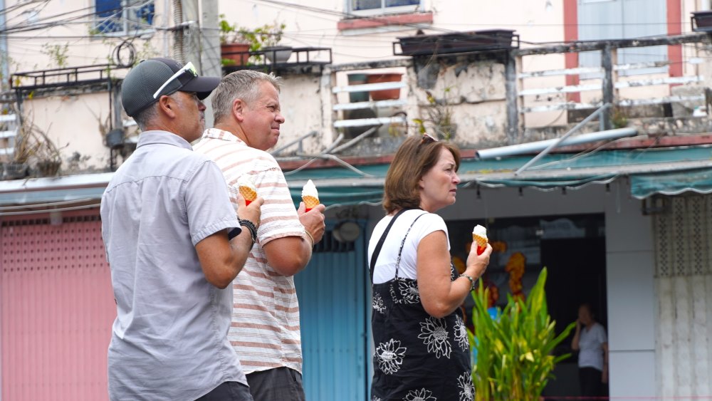 Đi du lịch tại Cần Thơ vào thời điểm nắng nóng, du khách nước ngoài lựa chọn những que kem mát lạnh để hạ nhiệt. 