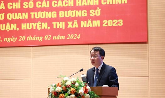 Giám đốc Sở Nội vụ Hà Nội Trần Đình Cảnh báo cáo kết quả cải cách hành chính tại hội nghị. Ảnh: Phạm Đông