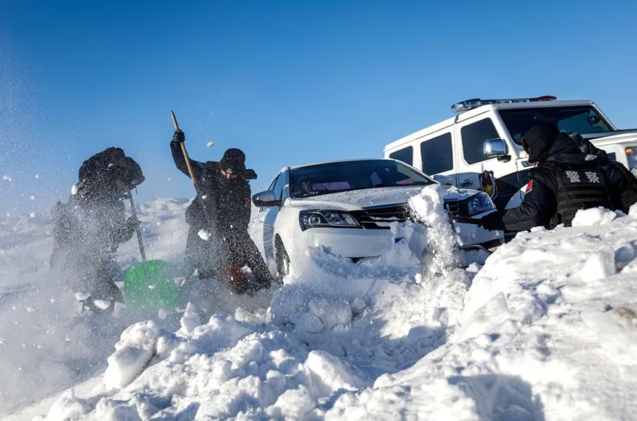Xe cộ bị mắc kẹt trong tuyết dày ở Tây Tạng, ngày 18.2.2024. Ảnh: China News Service