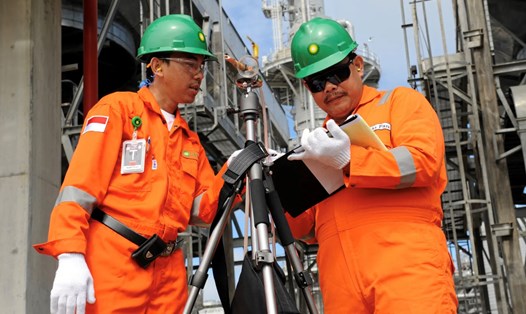 Hai kỹ sư trong nhà máy Tangguh LNG của BP ở Indonesia. Ảnh: BP