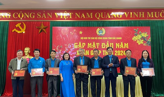 Hội hưu trí cán bộ công đoàn tỉnh Bắc Giang chúc thọ các hội viên. Ảnh: LĐLĐ tỉnh Bắc Giang 