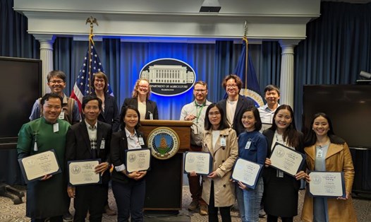 Các học viên của Chương trình Trao đổi Giảng viên đầu tiên dành cho Việt Nam do Bộ Nông nghiệp Mỹ (USDA) đài thọ và Cục Nông nghiệp Đối ngoại (USDA/FAS) tổ chức từ ngày 15.8-5.12.2023. Ảnh: Đại sứ quán Mỹ